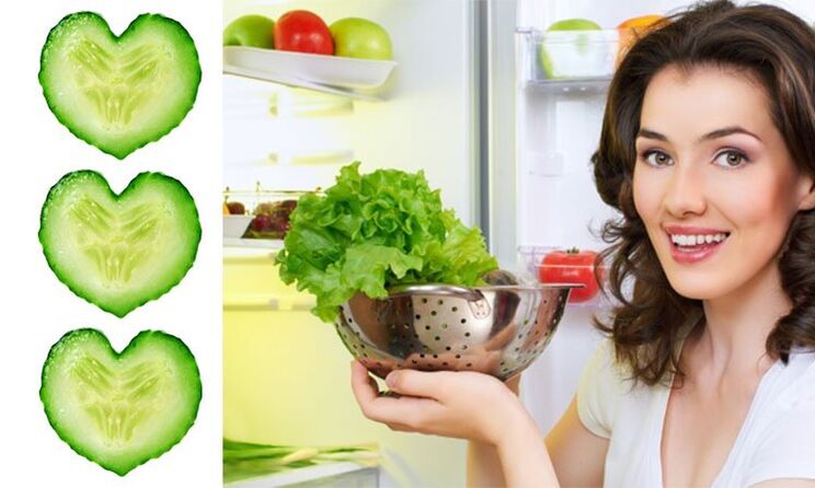 meisje met producten waaruit een cosmetisch product voor gezichtshuidverjonging wordt bereid